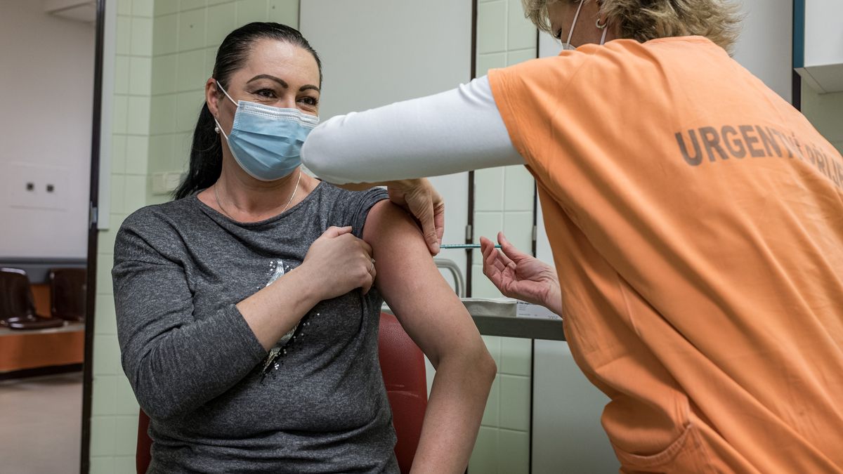 Vakcína pro prvních 33 tisíc lidí mizí, zatím hlavně v pažích zdravotníků